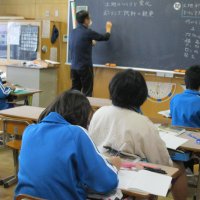 土地がしま模様に見えるのは（６年理科）