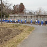 低学年体育～持久走のコースを下見しました～（１１月２４日）