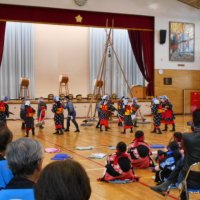 ２学期末授業参観・学級懇談会その４～ミニもんまっこまつりでの４年生地固め唄発表～（１２月２日）