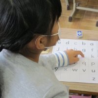 ２学期の様子　アルファベットの小文字を覚えよう（２年英語）