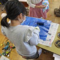 ３学期の様子　紙版画（２年）