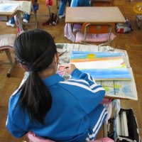 １学期の様子　絵の具と水のハーモニー（３年図工）