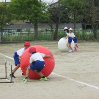 大玉リレーの練習（５・６年）