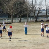 縄跳びがんばっています（１・２年体育）