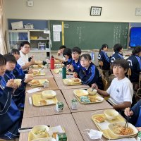 給食の様子　２年生