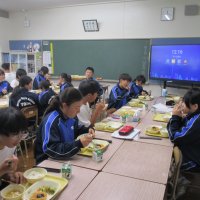 給食の様子（１年２組）